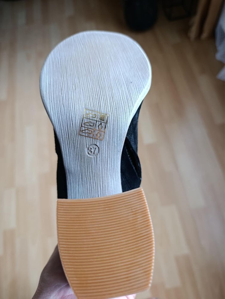 Nowe zamszowe buty botki na słupku trzewiki jesienne