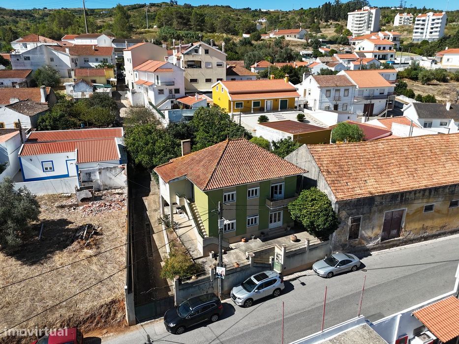 Moradia Bi-familiar com terreno de 800m2 urbanos - Paredes, Alenquer
