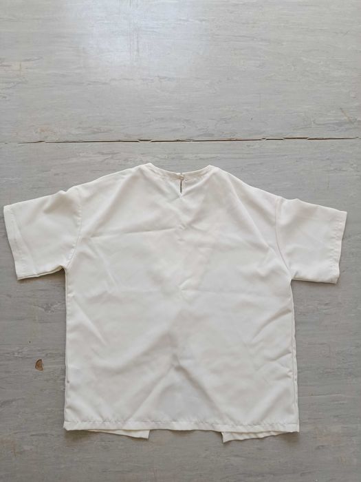 T-shirt branca com abertura frontal