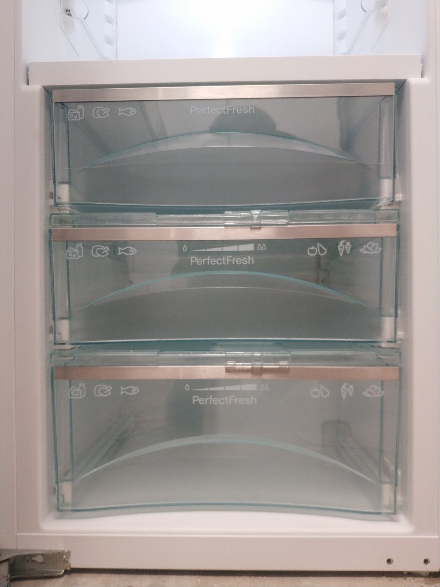 Топовый встраиваемый высокий холодильник Miele K37472 LED PerfectFresh