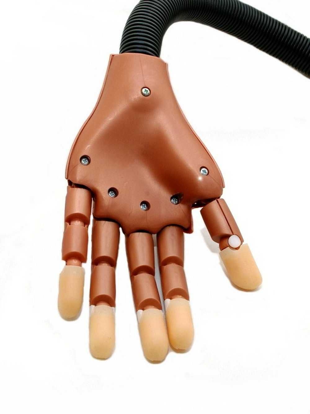 Ręka manicure - nailtrainer-essentialnais .