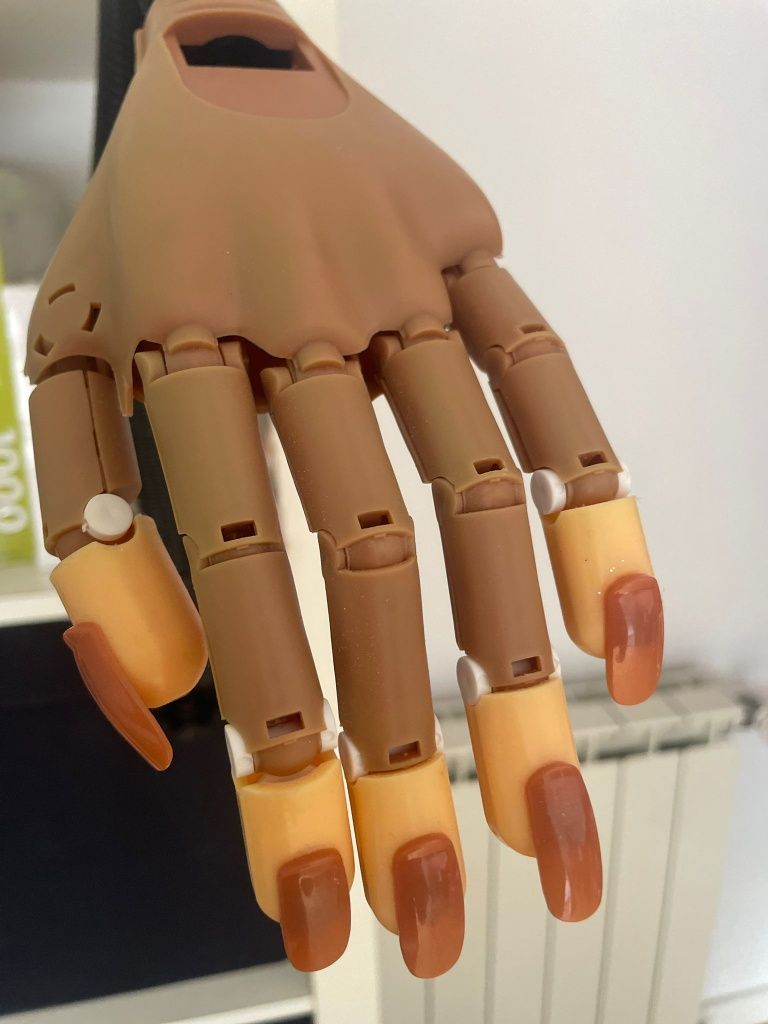 Mão de treino com dedos articulados