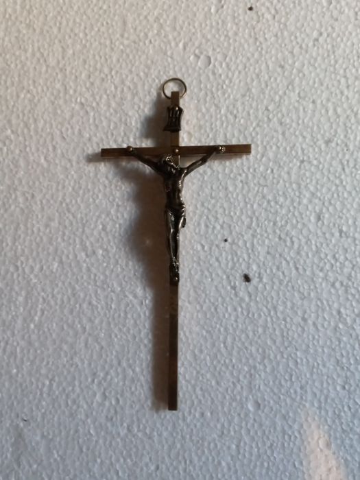 Krzyżyk wiszący na ścianę