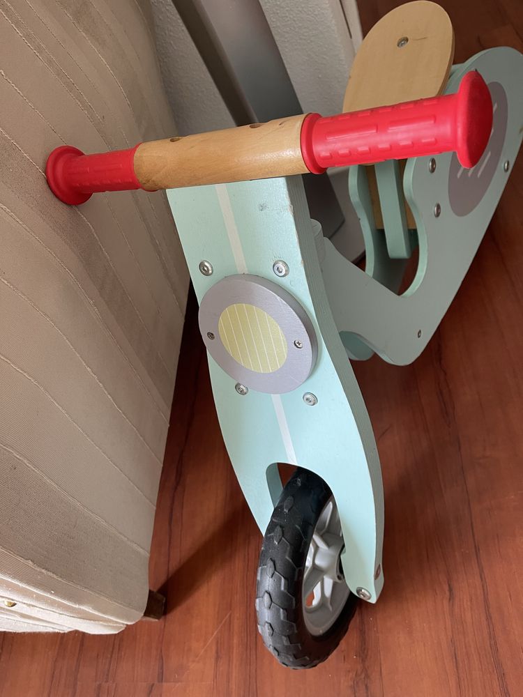 Brinquedo mota scotter madeira equilibrio
