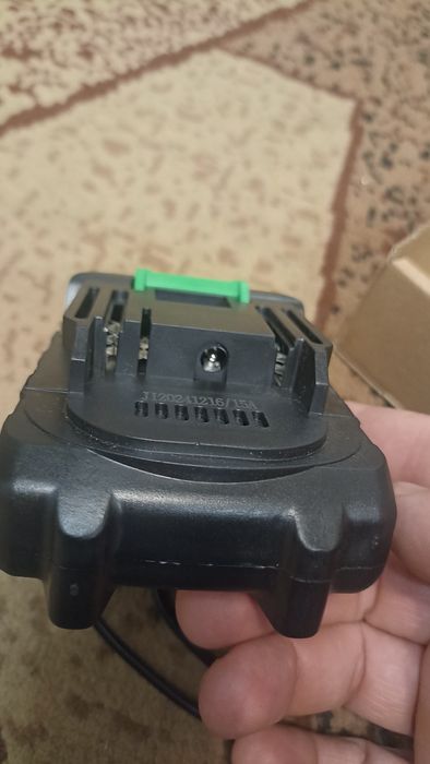 Акамулятор и зарядное к нему 21 вольт 2А