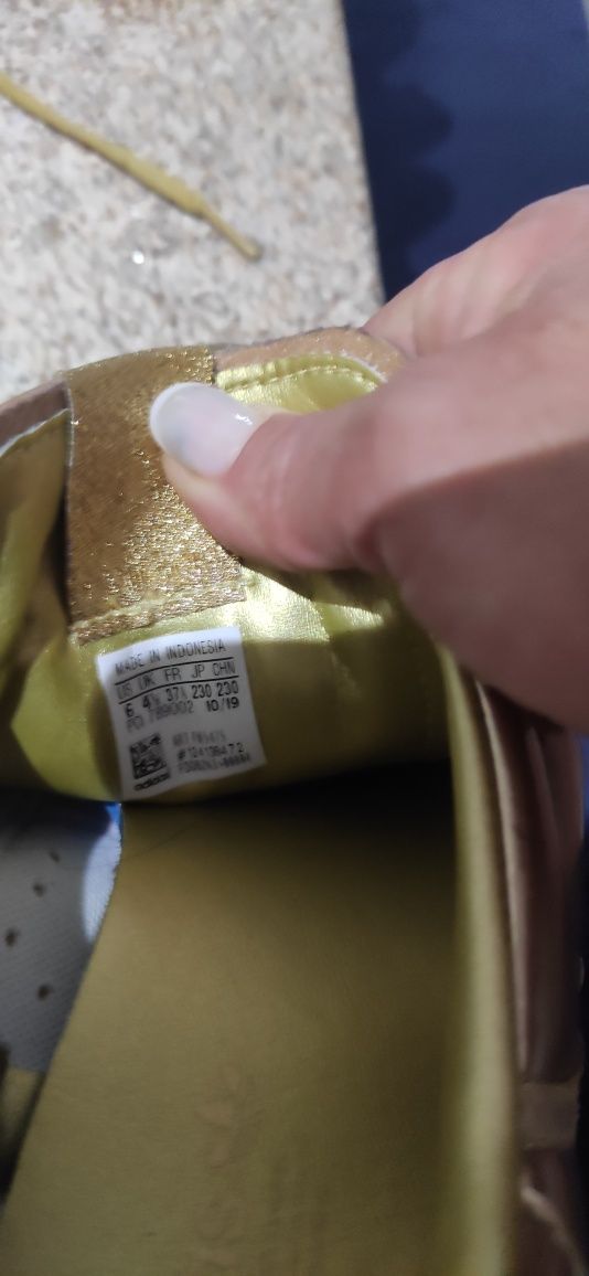 Sapatilhas adidas douradas