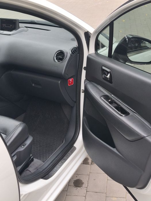 Продам Peugeot 5008.