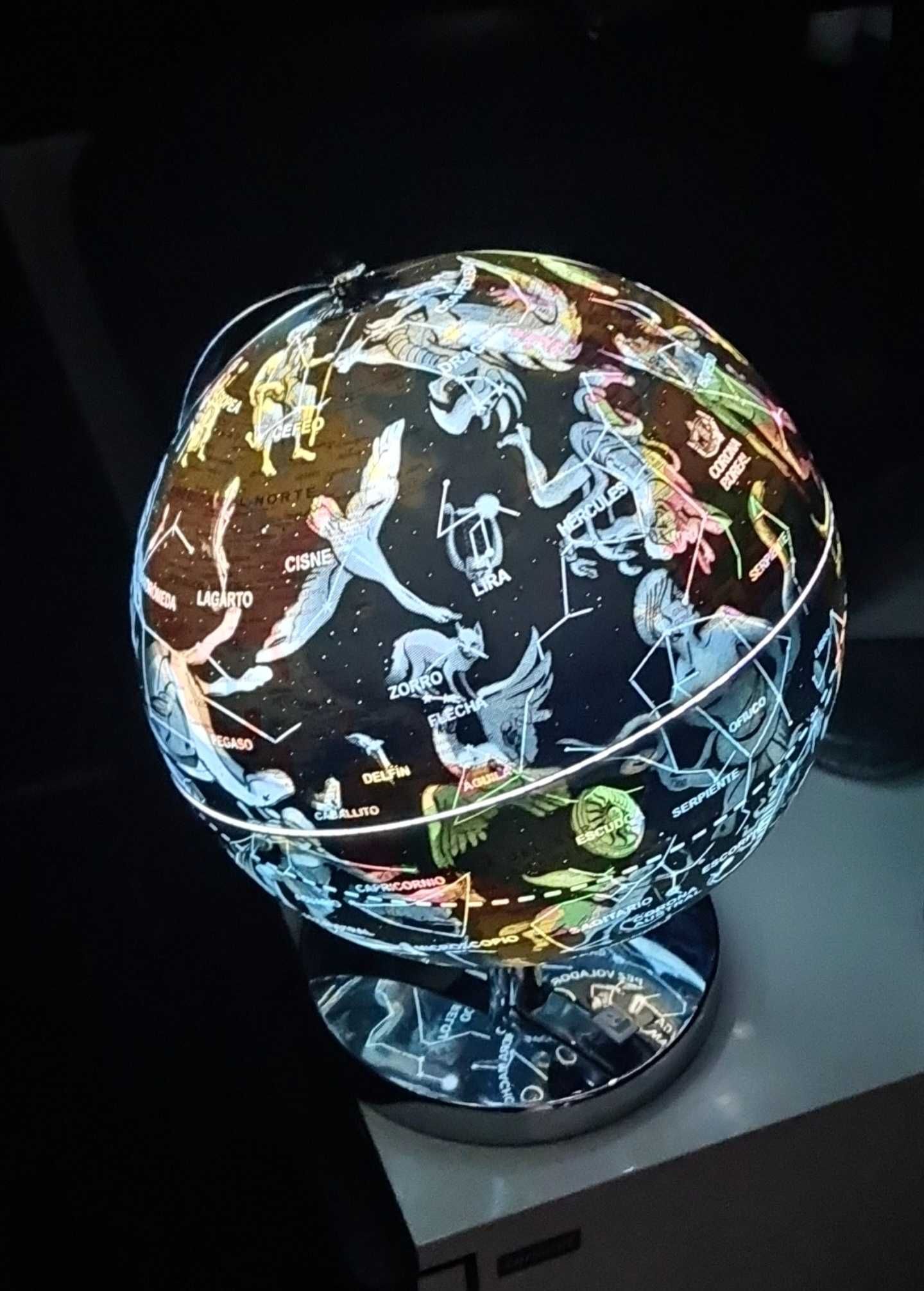 Podświetlany globus dekoracyjny