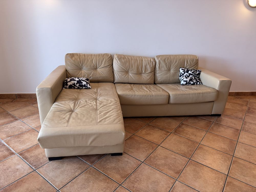 Sofa cama com chaise long faux leather bege