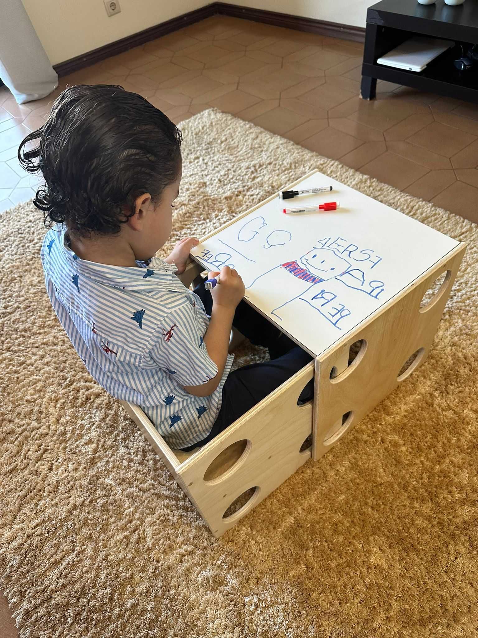 Mesa Infantil com quadro branco + cadeira