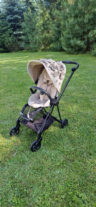 Wózek spacerowy Cybex Mios – kolekcja Flowers, beżowa tapicerka, czarn