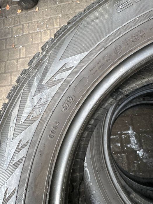 225.60.R17- Nokian