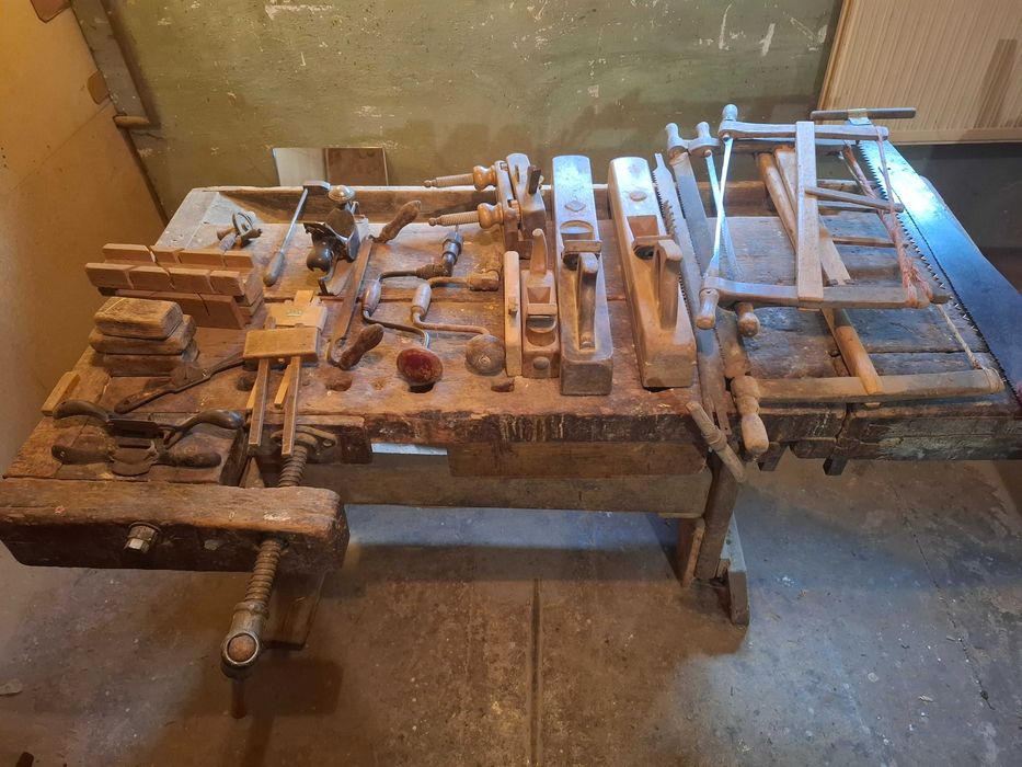 Zabytkowy stół stolarski z narzędziami