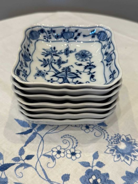 Miseczka (salaterka), wzór cebulowy, porcelana Meissen E. Teichert.