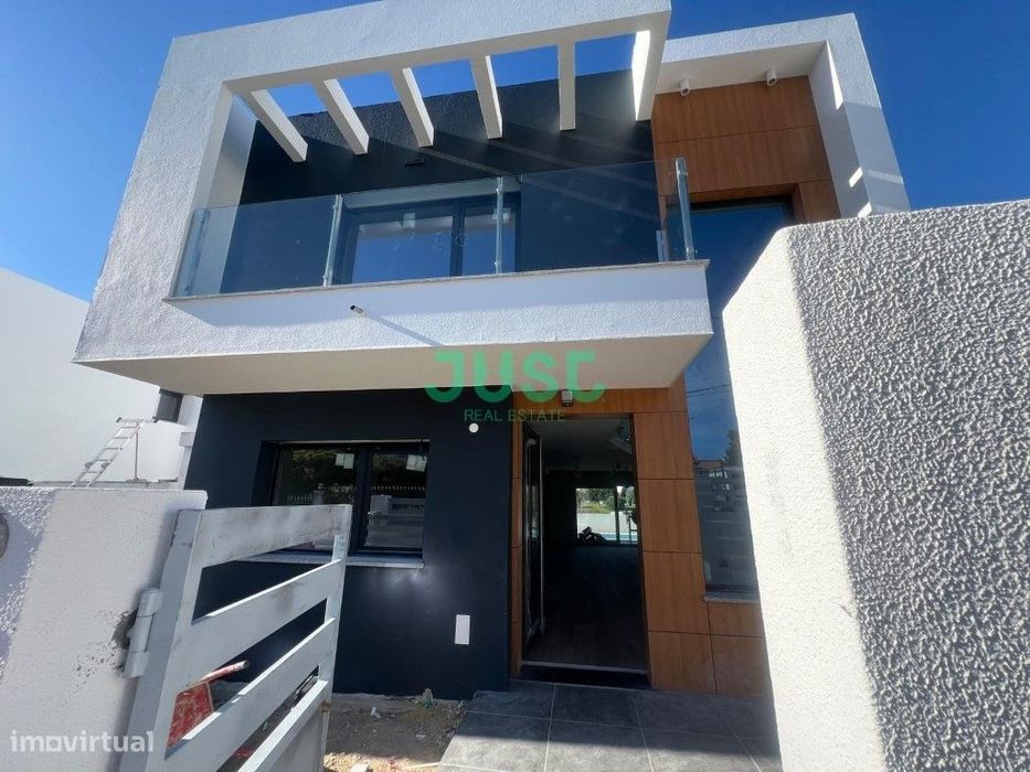 Moradia charneca da Caparica - t4 com margem e piscina quase pronta