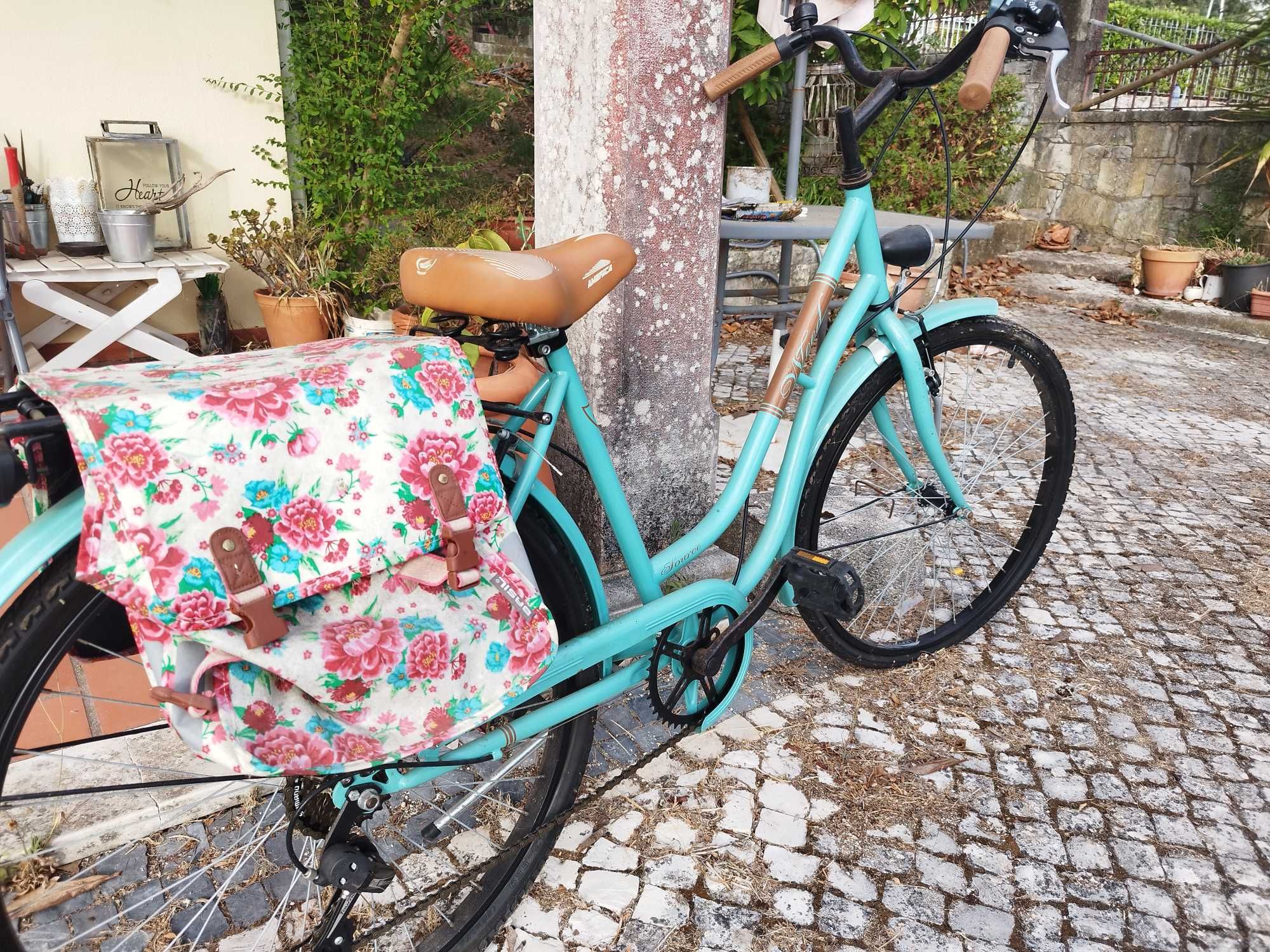 Bicicleta Vintage Moderna com mochilas laterais