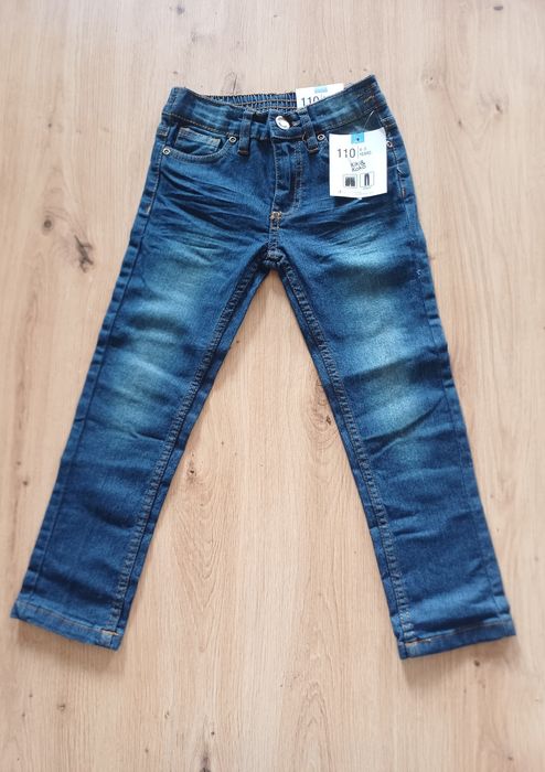 Spodnie jeansy proste nogawki przetarcia nowe rozm. 110 Kik