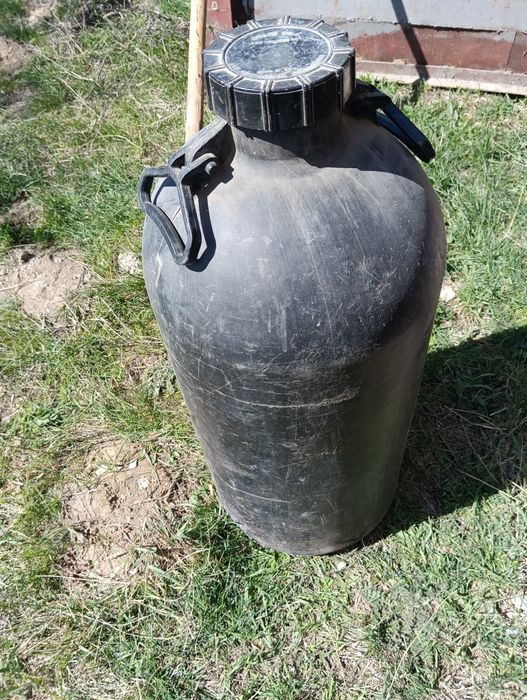 Канистры под бензин 100л.