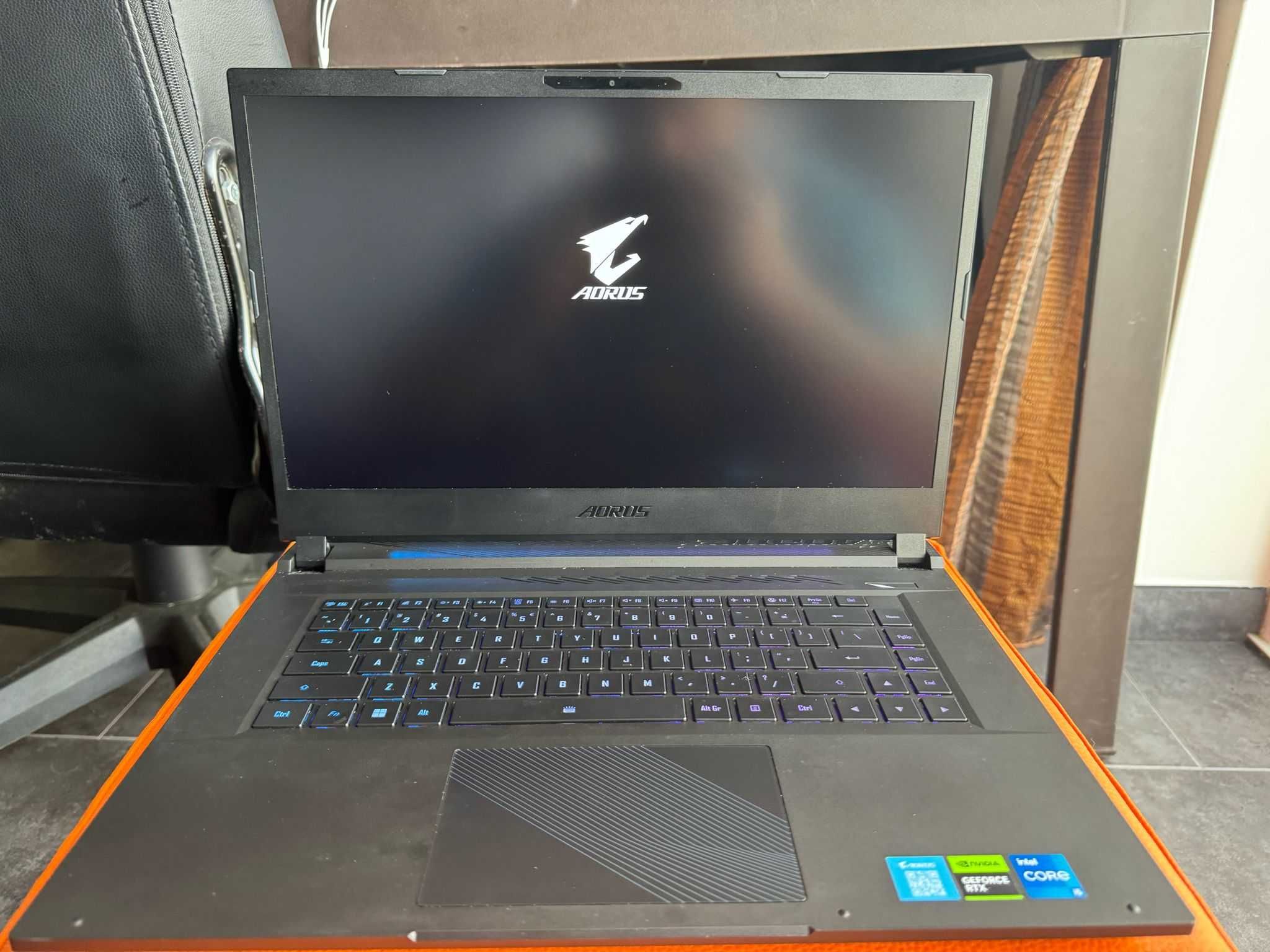 Laptop GIGABYTE AORUS 15 teclado US