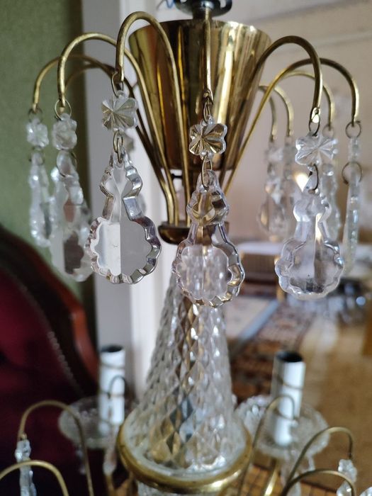 Класична,  кришталева  люстра