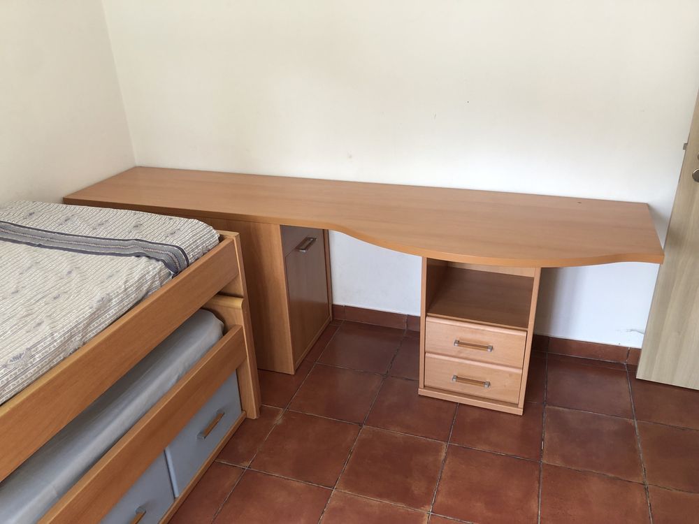 Cama e secretária