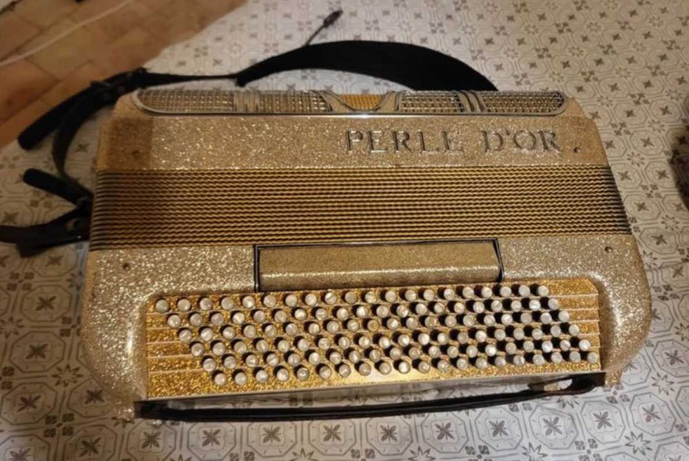 Acordeão Perle d’Or com acabamento perolado-dourado