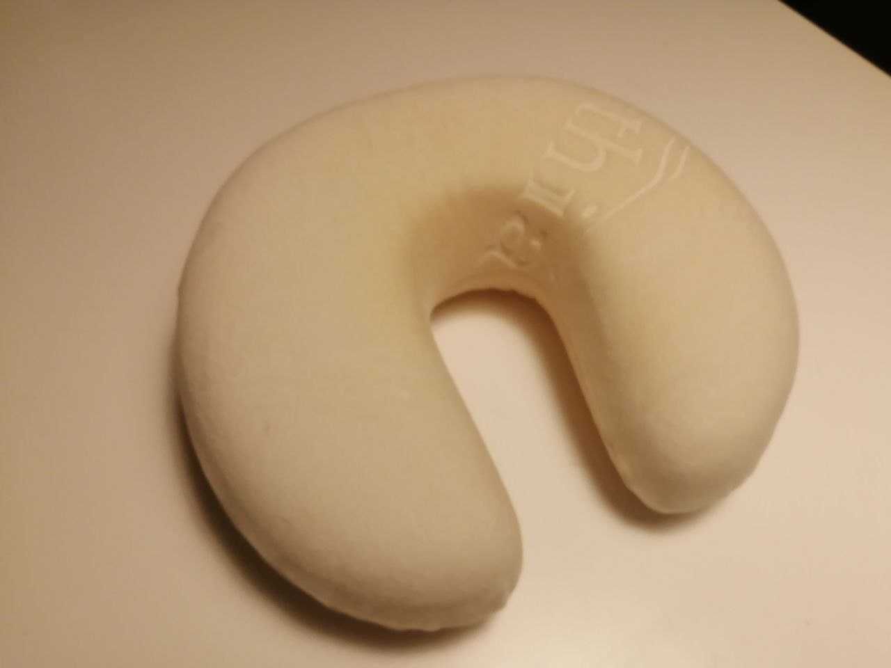 Almofada cervical ergonómica.
