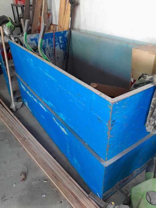 Depósito metálica utilizado para o transporte de uvas.