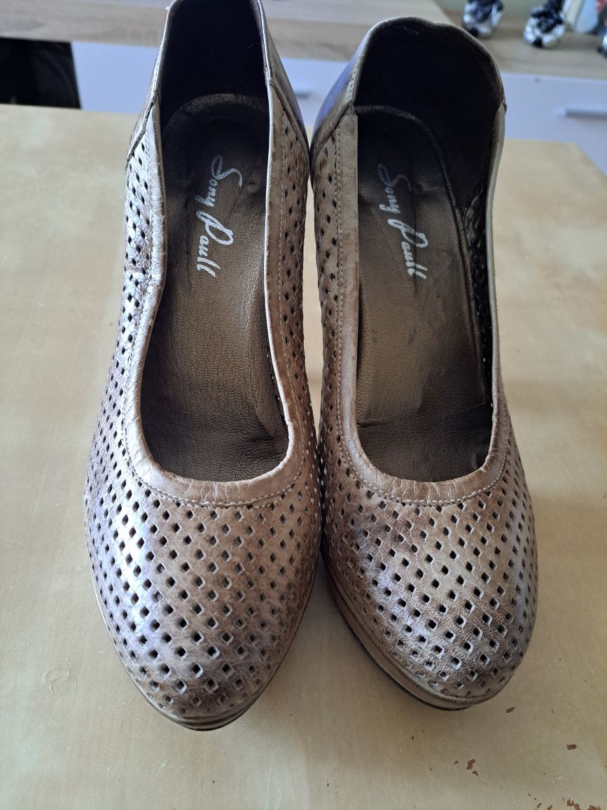 Sapatos de salto alto