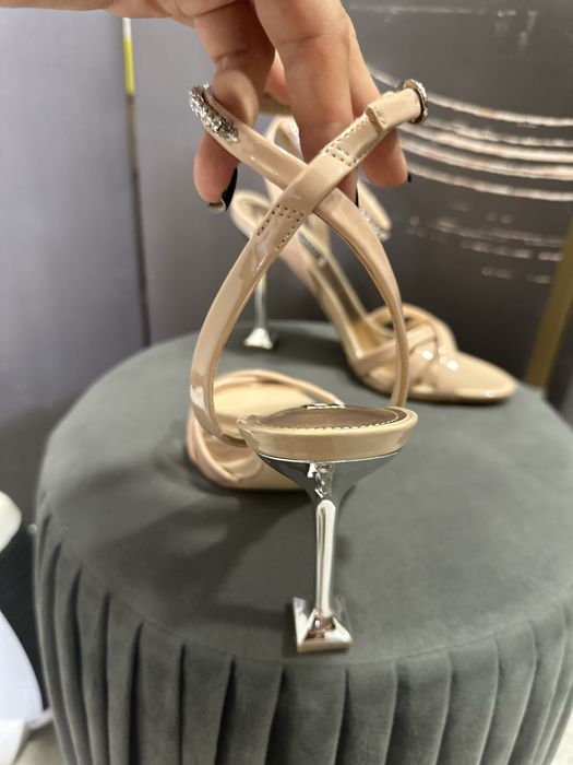 Босоніжки каблук