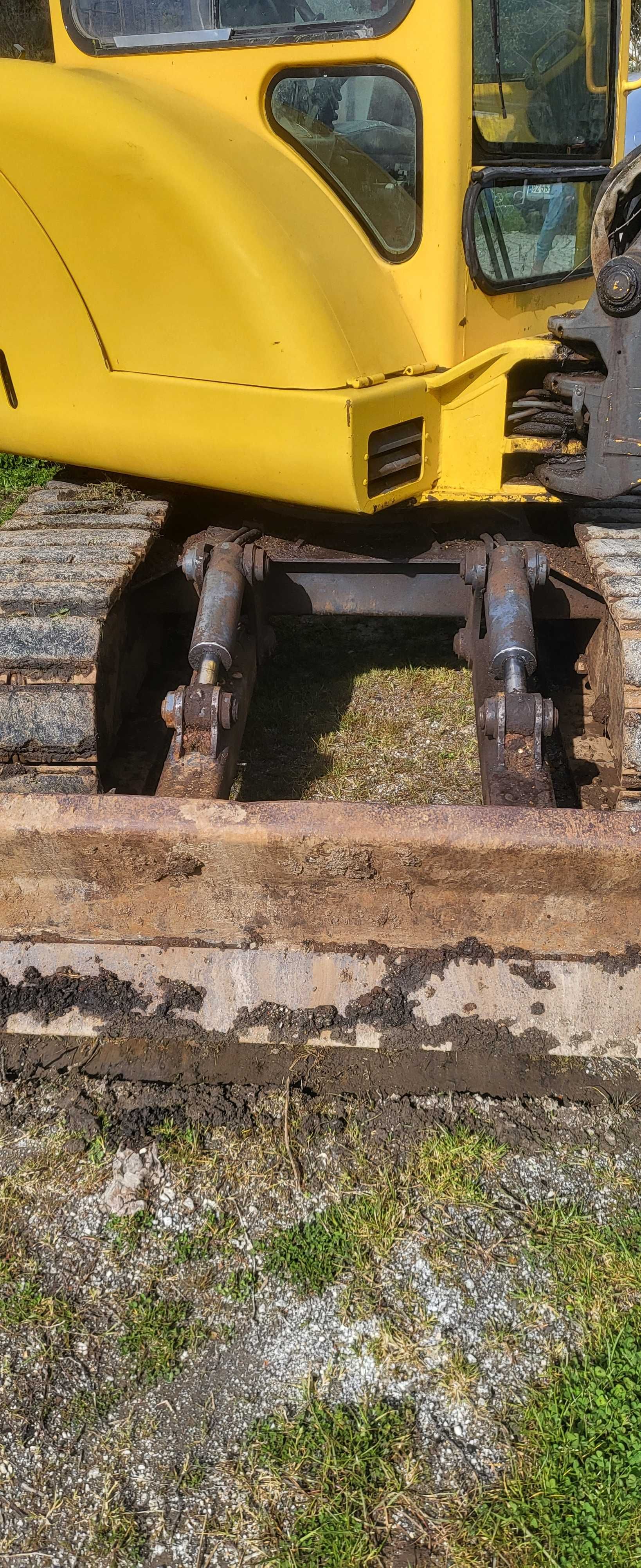 Mini giratoria bobcat 337 de 5 toneladas