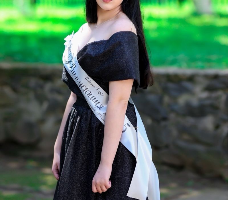 Чорна довга випускна сукня