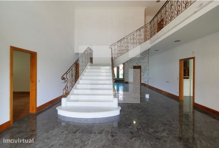 Moradia T6  com 4 suites, piscina interior a 25 minutos do Porto