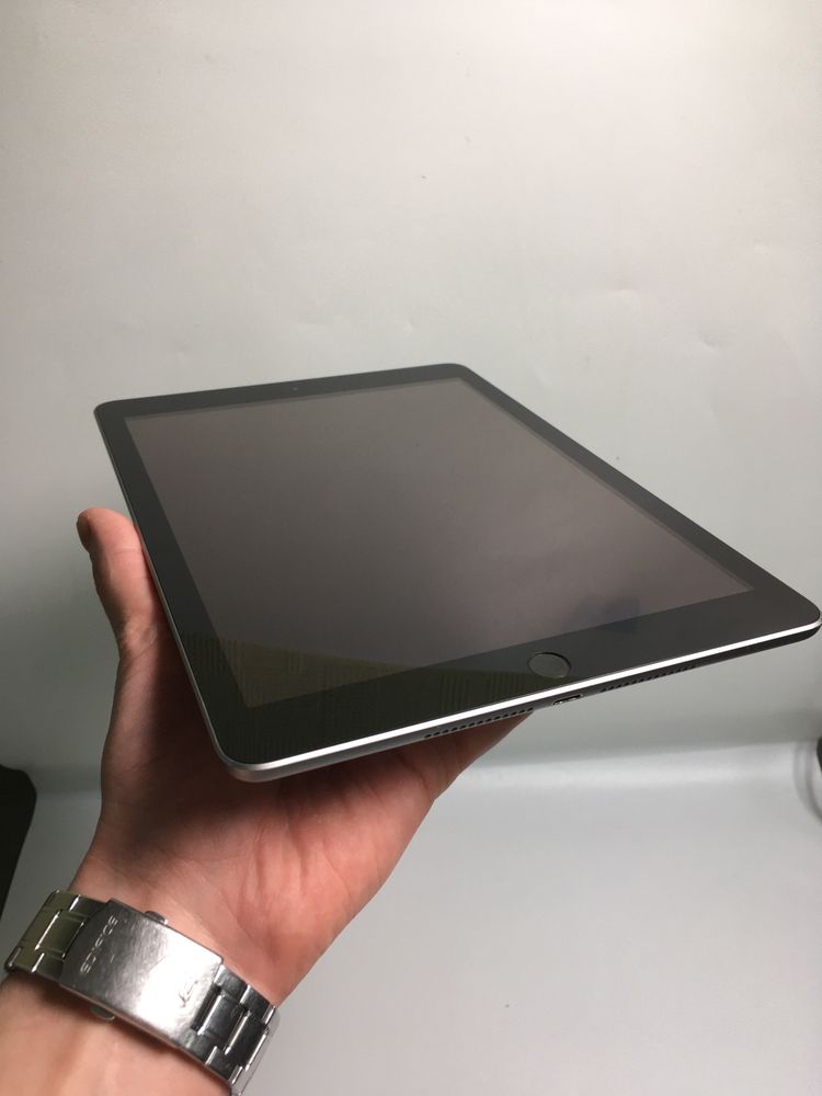 Планшет Apple iPad 6 32gb Wifi оригінал б/у