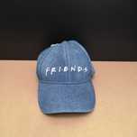 Cropp czapka z daszkiem z motywem Friends