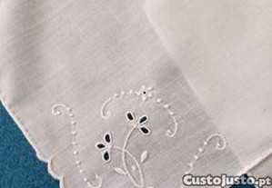 3 lenços bordados à mão muito antigos *