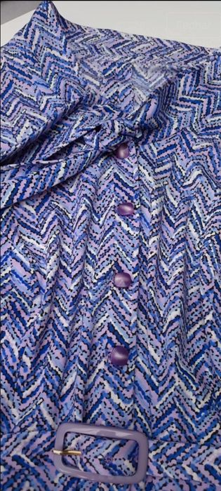 Vestido às riscas com gravata e cinto