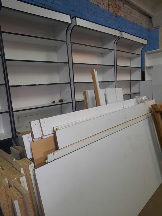 Шафи з полицями білі