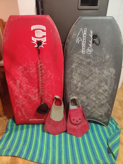 Pranchas bodyboard e pés de pato