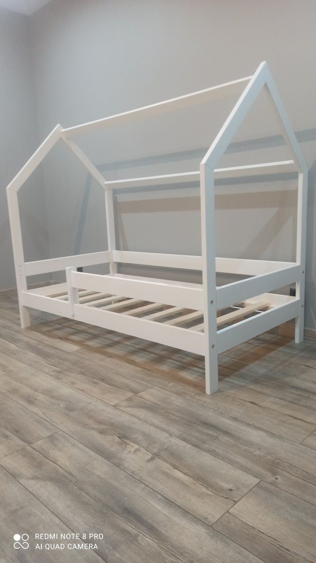 160x80 - Łóżko domek białe na nóżkach 16cm