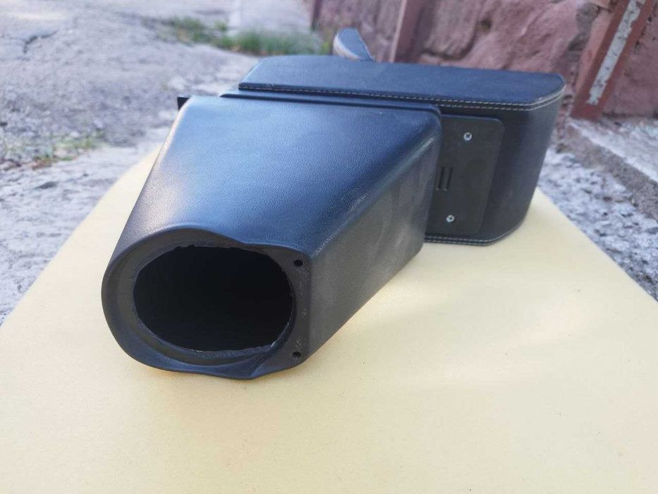 фирменный подлокотник  в авто