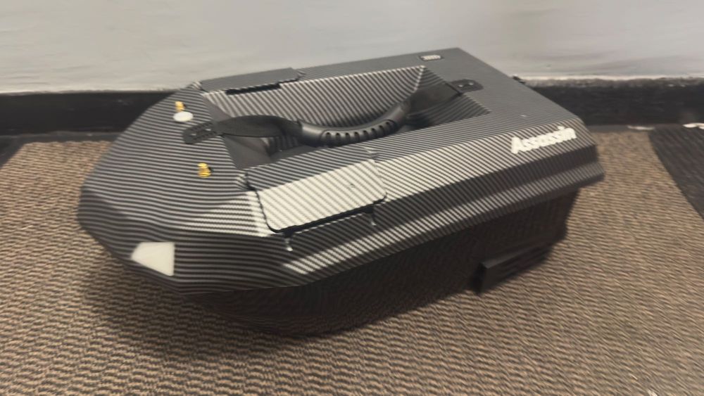 Łódka Assassin Pro - z echosondą M700! Jak nowa!