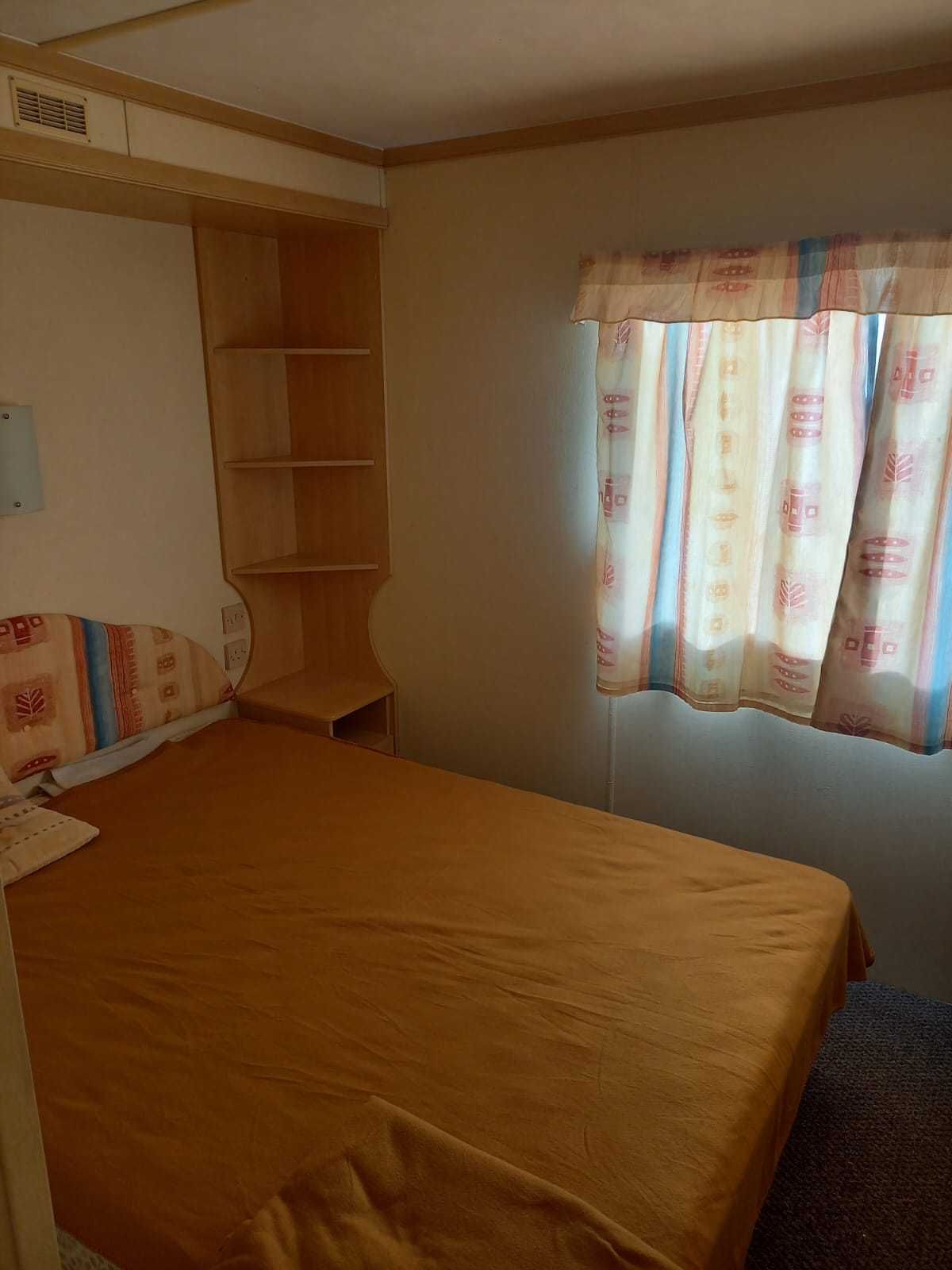 Domek holenderski nad białym