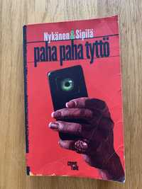 Książka po fińsku „Paha paha tyttö”