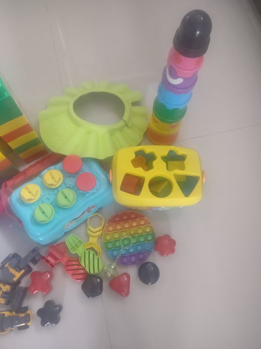 Zabawki: sorter fisher price, klocki, przyczepka, stolik i narzędzia