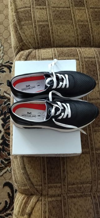 Нові жіночі шкіряні кросівки