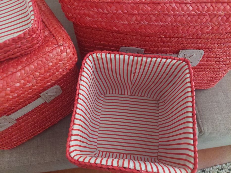 Conjunto de caixas vermelhas