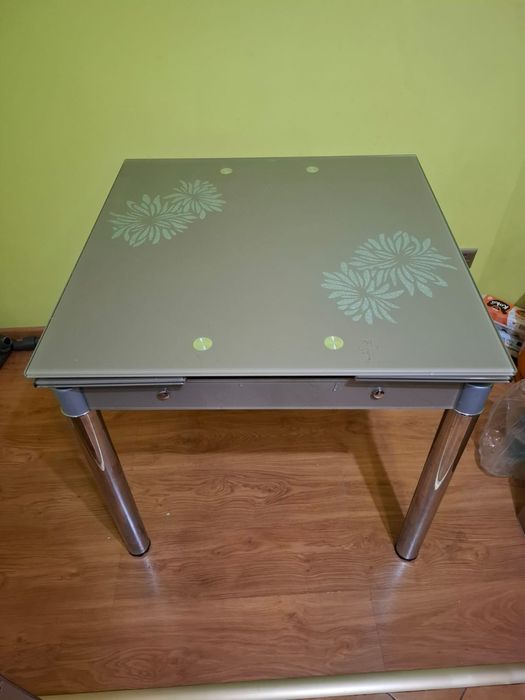 Szklany stolik rozkładany