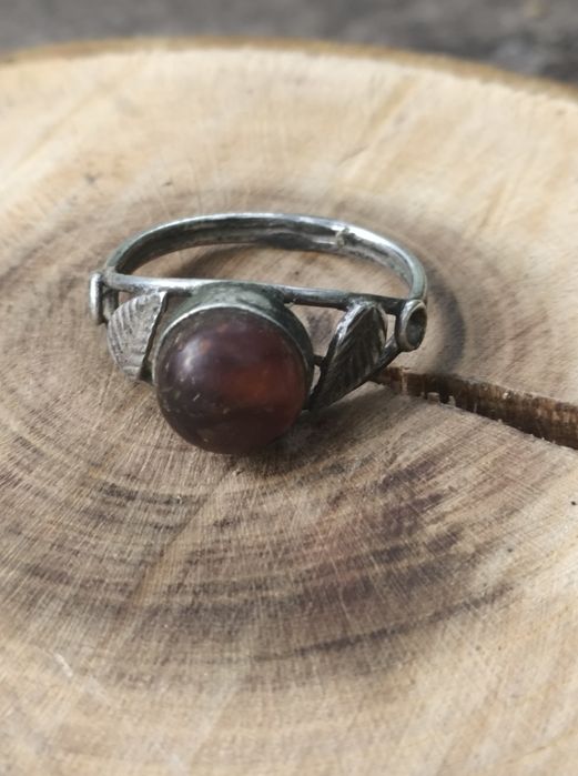 Stary srebrny pierścionek z bursztynem . Vintage
