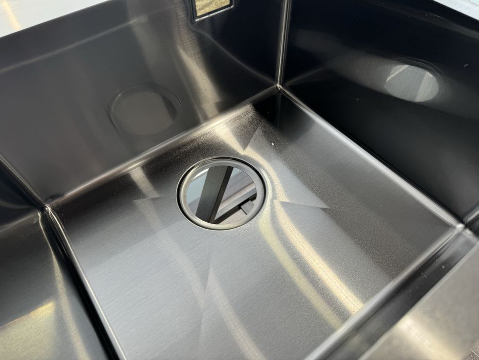 Zlew jednokomorowy z otworem na baterie stalowy grafit 45x46 46x45